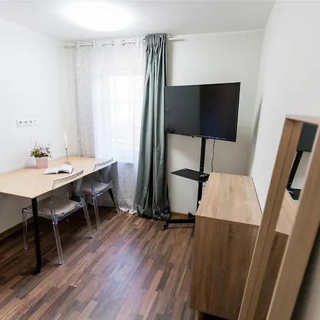 Cozy On Veerenni St, Garden Views. *