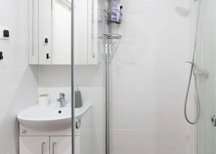 Апартаменты Cozy On Veerenni St, Garden Views.