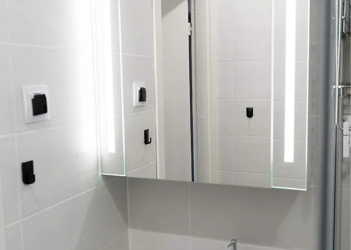 Cozy On Veerenni St, Garden Views.