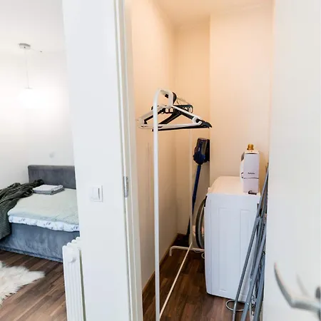 Апартаменти Cozy On Veerenni St, Garden Views. *