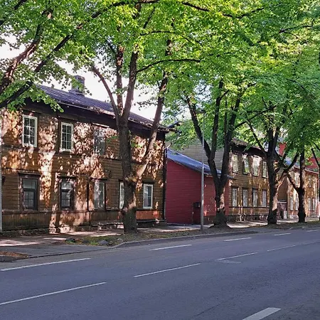 Апартаменти Cozy On Veerenni St, Garden Views. Таллінн